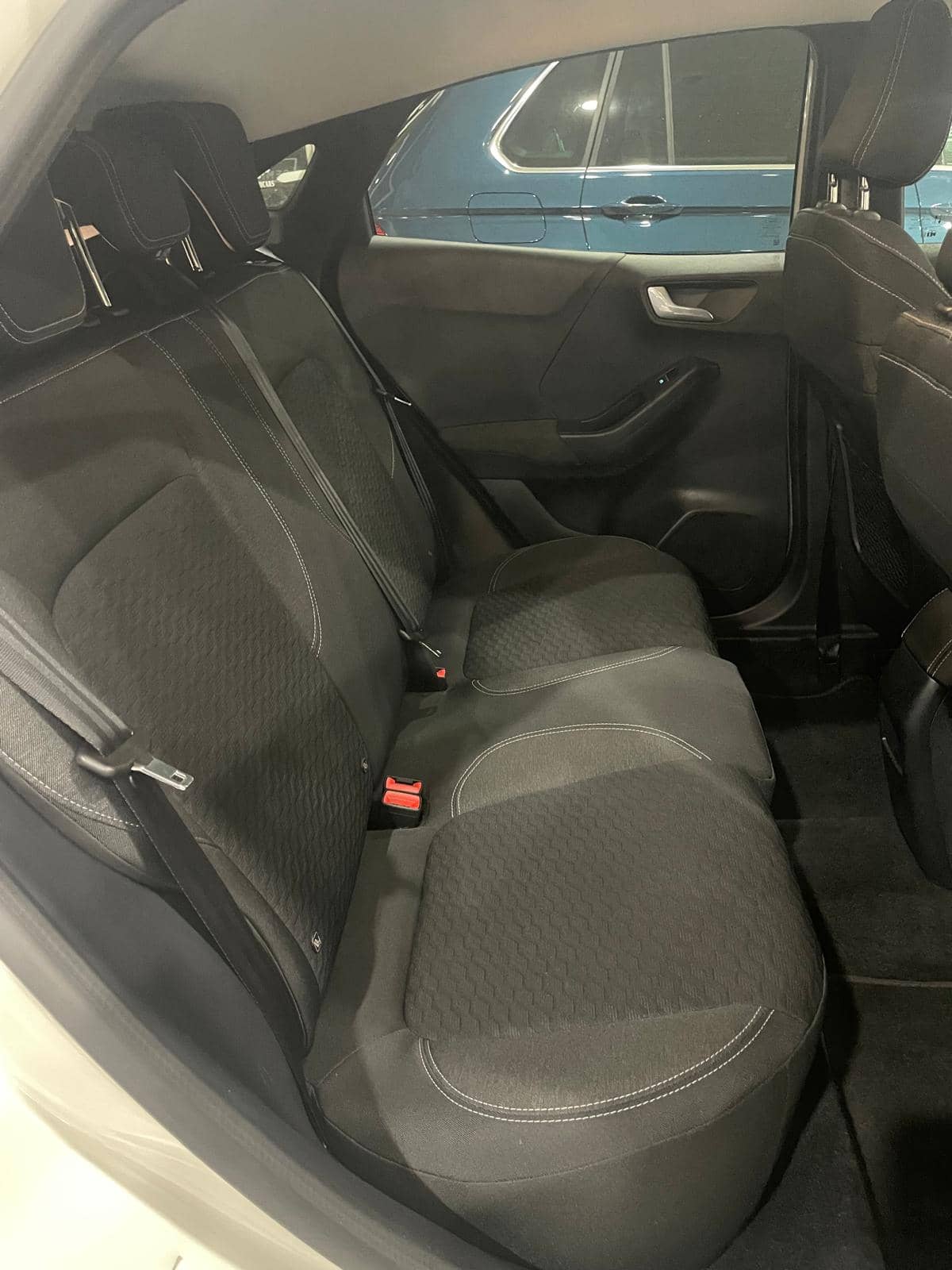 Coche Ford Puma Crema Asientos traseros