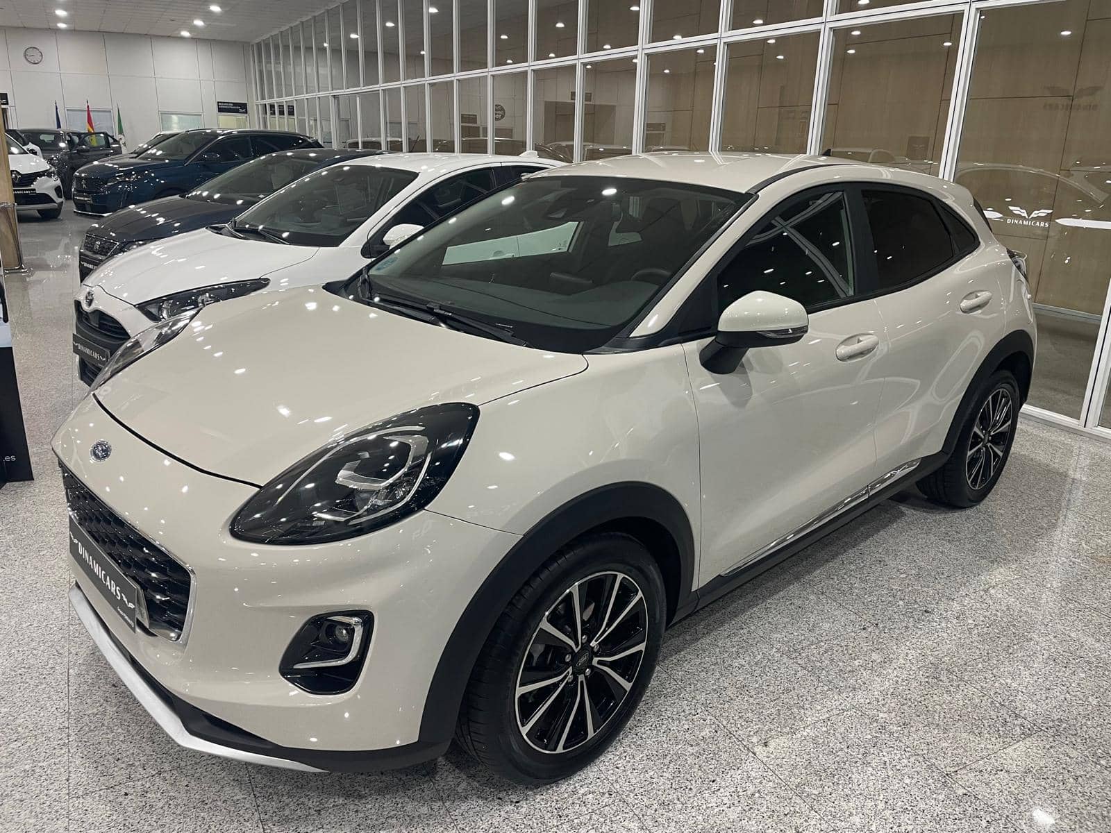 Coche Ford Puma Crema Lateral Derecho