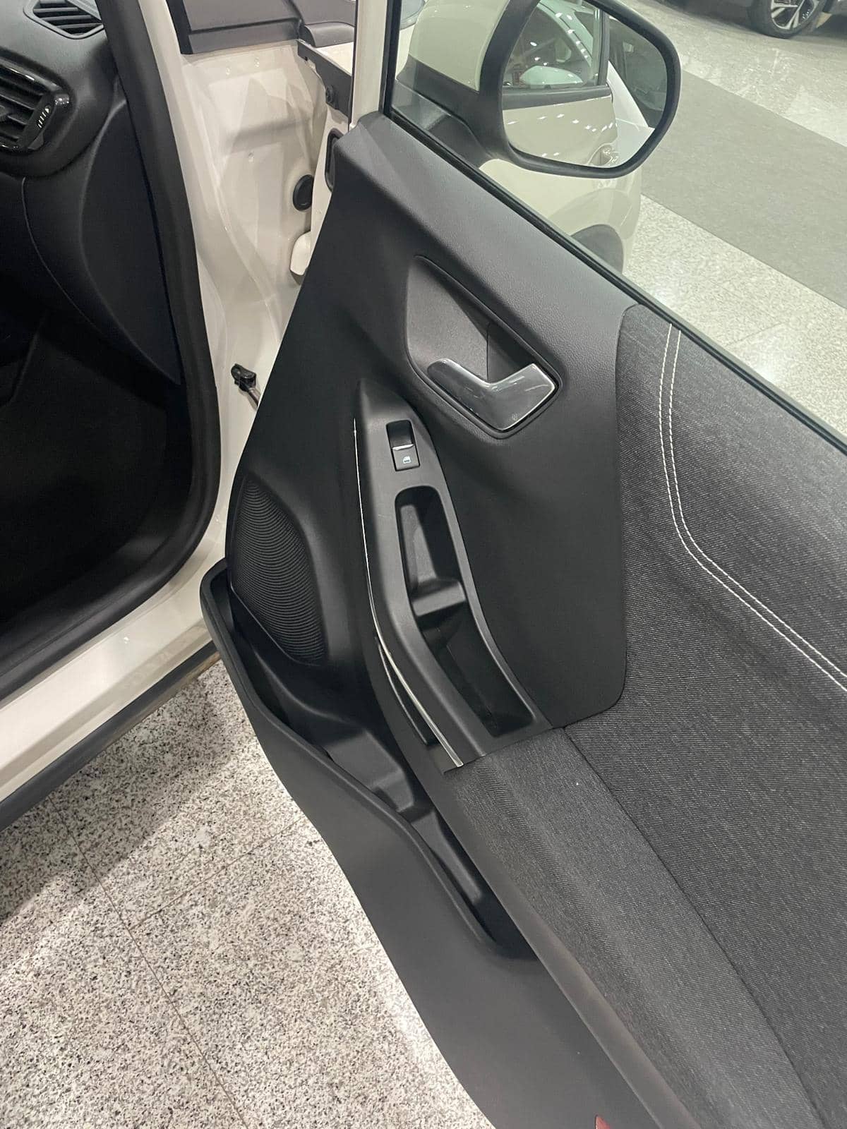 Coche Ford Puma Crema Puerta