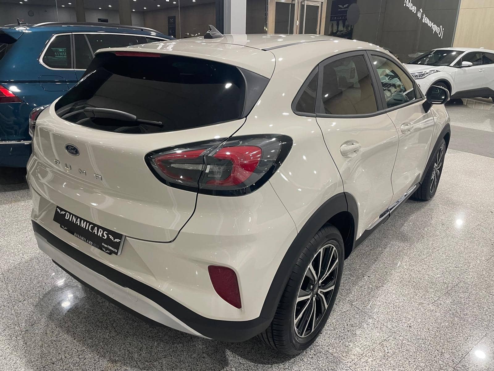 Coche Ford Puma Crema Trasera