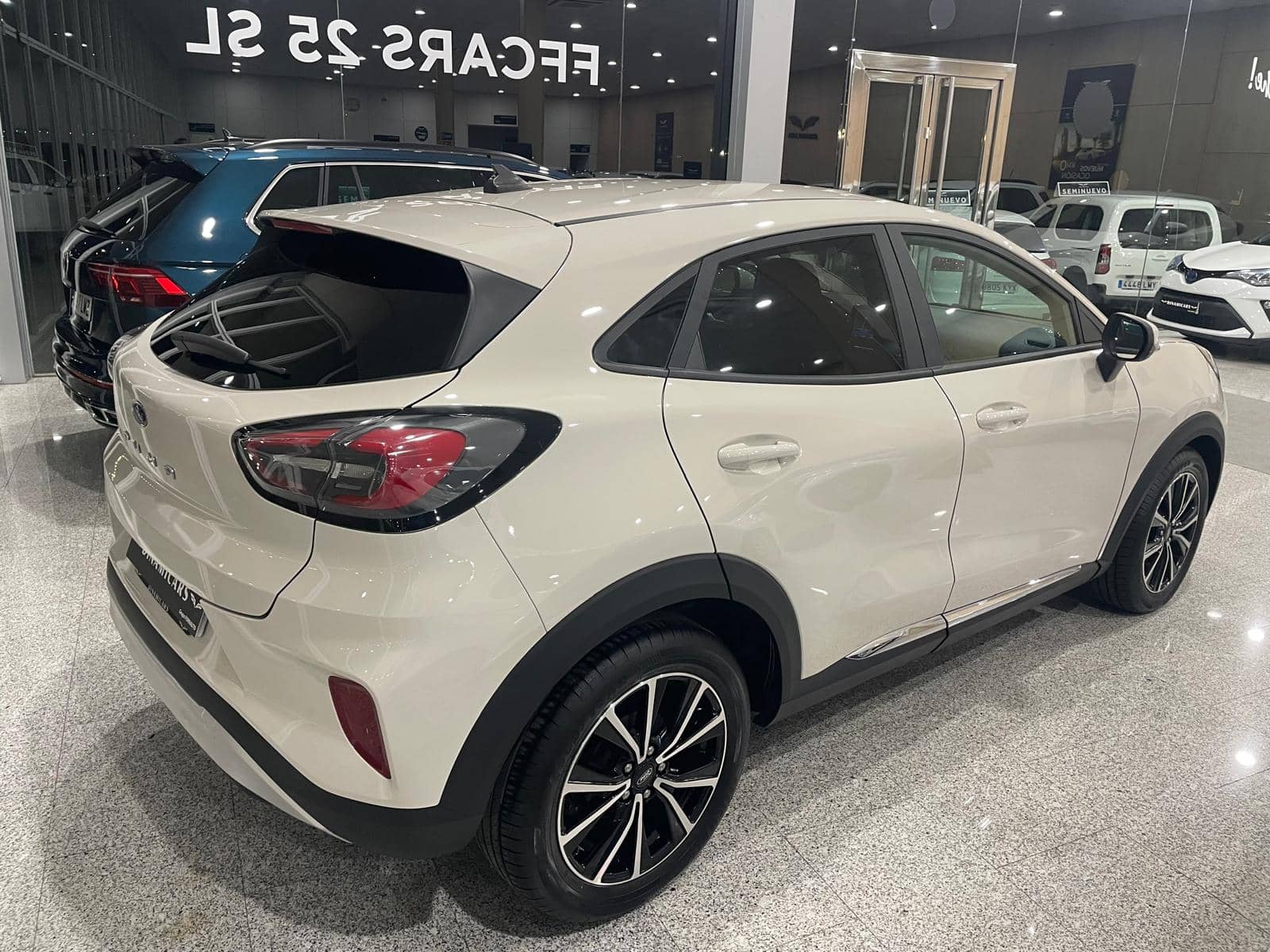 Coche Ford Puma Crema Trasera