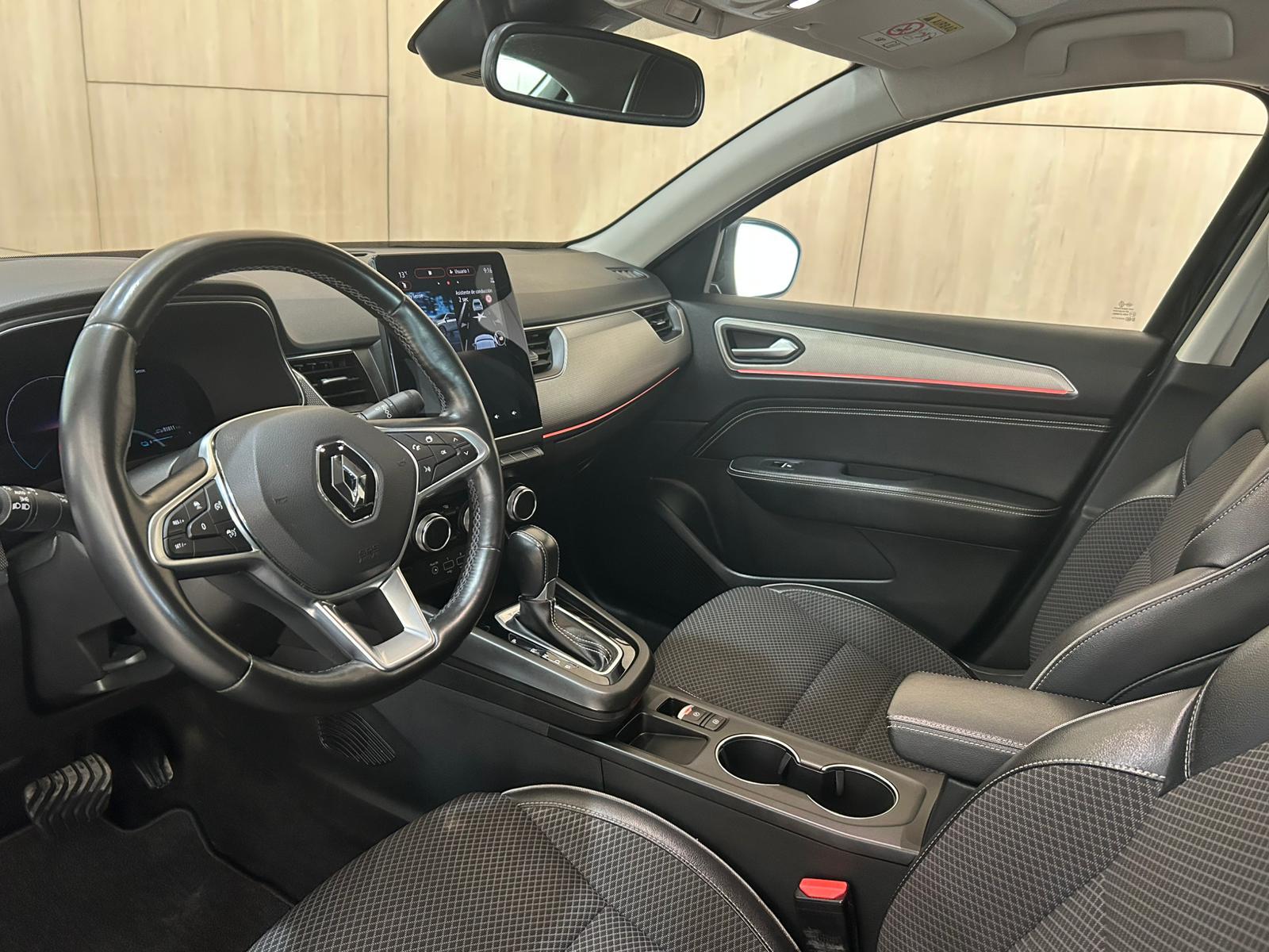 Renault Arkana interior conductor